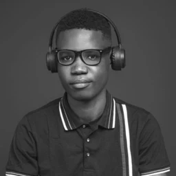 Portrait de Josvy, co-fondateur d'Izi Marketing Agency