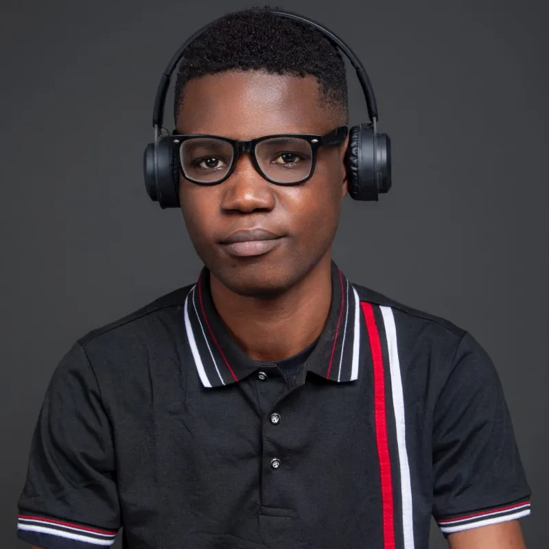 Portrait de Josvy, L'Empereur du Copy chez Izi Marketing Agency